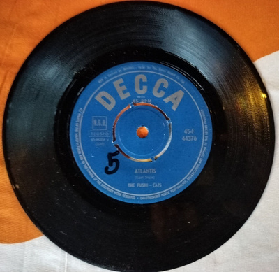 THE FUSHI-CATS 7”:Broken promises/Atlantis, 45-F 44376 DECCA