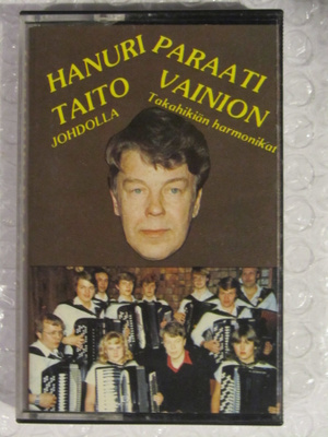 Hanuriparaati • Taito Vainion johdolla C-Kasetti