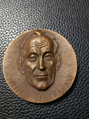 Niilo Hallman pöytämitali T. Sakki
