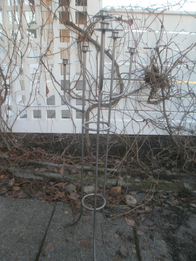 Metallinen kynttelikkö