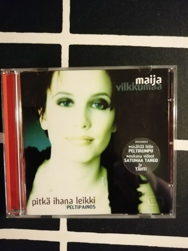 Maija Vilkkumaa. Pitkä ihana leikki. Peltipainos. V. 2000