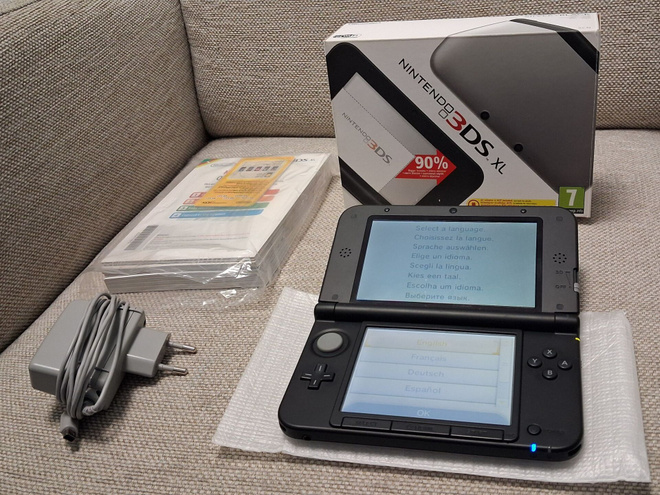Nintendo 3DS XL + laturi