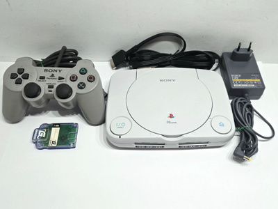 PSone konsoli + ohjain + muistikortti [1]
