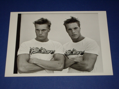 Bruce Weber POSTIKORTTI Stoltzfus twins 1982