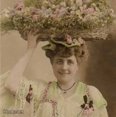 NAINEN / Romanttinen tyttö kukkakori pään päällä. 1900-l.