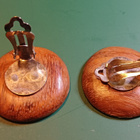 2 puista nappia, pinssi yms. - 2 wooden buttons, pins, etc - pikkukuva 2