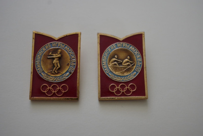 Kaksi pinssiä Moskova olympialaiset 1980