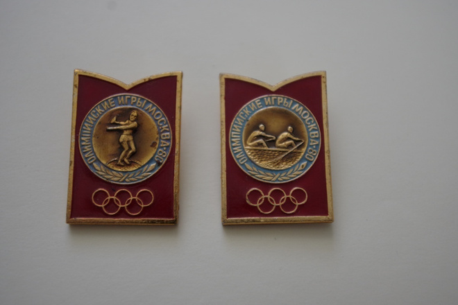 Kaksi pinssiä Moskova olympialaiset 1980