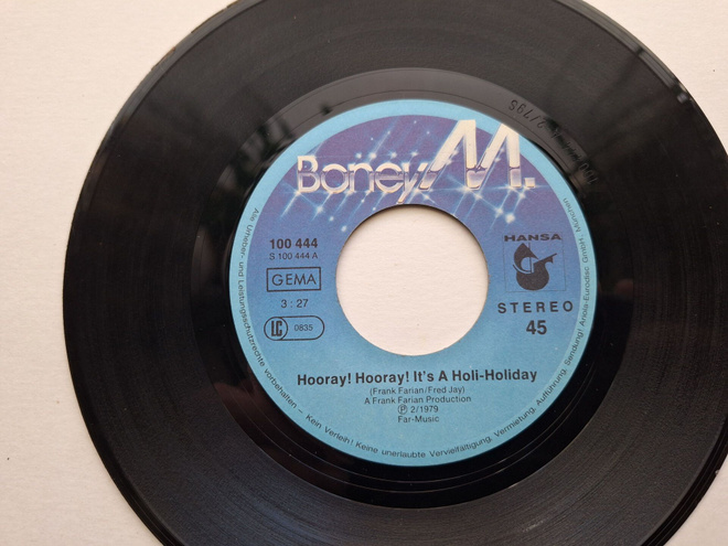 BONEY M-HOORAY! HOORAY! IT'S A HOLL-HOLIDAY 7 "