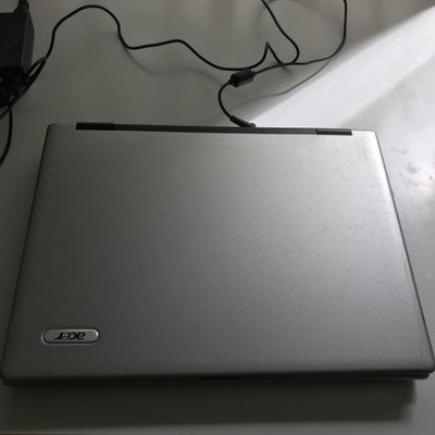Toimiva vanha Acer kannettava
