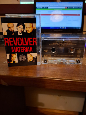 Revolver - Materiaa