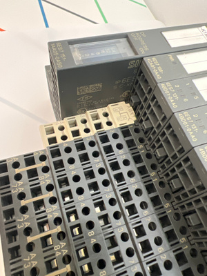 Siemens ET 200S 6ES7151-1AA05 + 21 moduulia – toimiva
