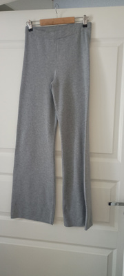 Harmaat neulehousut S