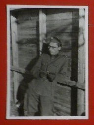 Foto - Nuori sotilas nojaa seinustaan  (K8)