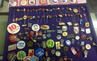 Pinssit ja rintamerkit noin 135 kappaletta