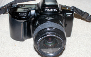 <Minolta Dynax 3xi filmikanera + 35-80 mm objektiivi.