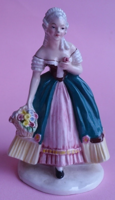 Figuuri, nainen kantaa kukkakoria posliinia korkeus 13cm