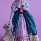 Figuuri, nainen kantaa kukkakoria posliinia korkeus 13cm - pikkukuva 1
