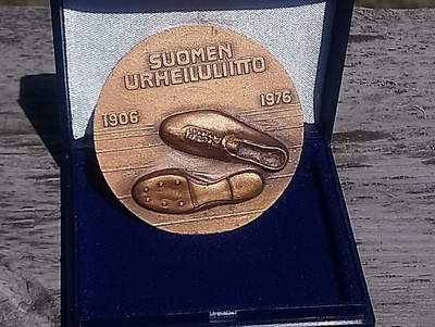Suomen urheiluliitto 1906 - 1976. Rasiassa. Halkaisija - 49