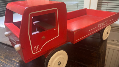 Puu kuorma-auto 1950 luvulta. Vankien tekemä. Pituus 72cm.