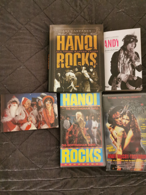 Hanoi Rocks Joulukortti nimikirjoituksilla,2 kirjaa ja 2 vhs