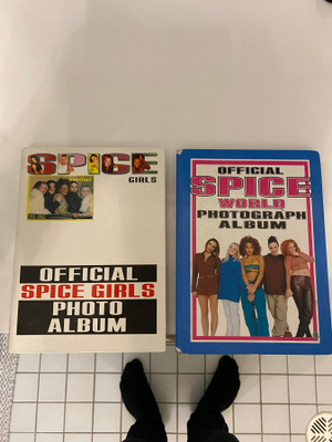 Spice Girls valokuva albumit 1 ja 2 vuodelta 1997