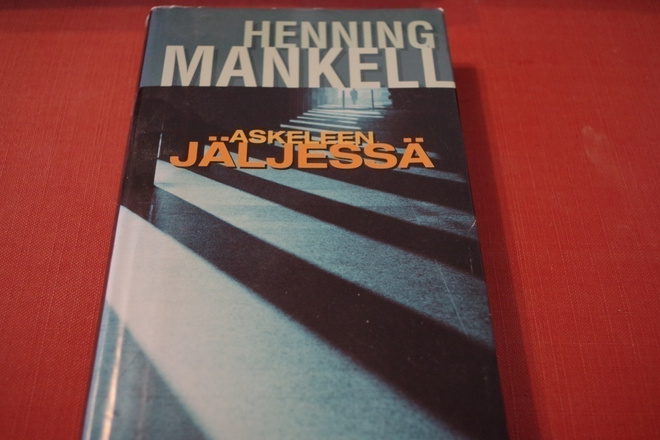 Henning Mankell: Askeleen jäljessä (1999)