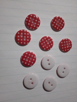 Punavalkoinen polka dot nappi