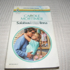 Carole Mortimer Salaisuuksien linna  -pok - pikkukuva 1