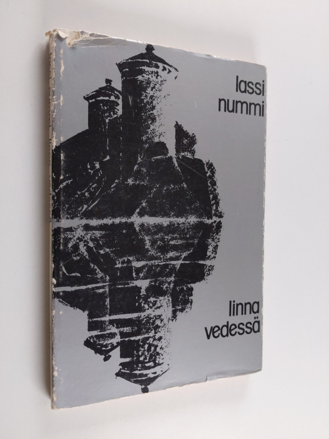 Lassi Nummi : Linna vedessä