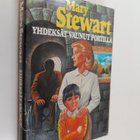 Mary Stewart : Yhdeksät vaunut portilla : jännitysromaani - pikkukuva 1