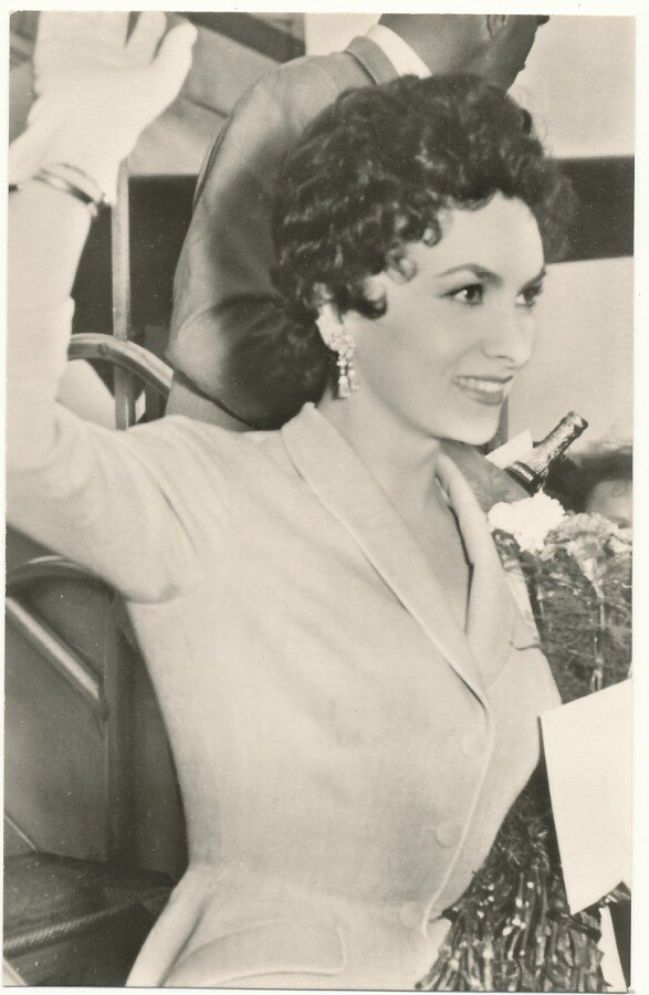 Filmitähti GINA LOLLOBRIGIDA - vanha kortti