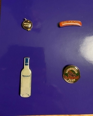 Alkoholibrändi pinssit 4 kpl