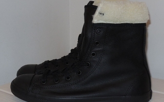 37 - Converse mustat nahkaiset varsitennarit * UUDET