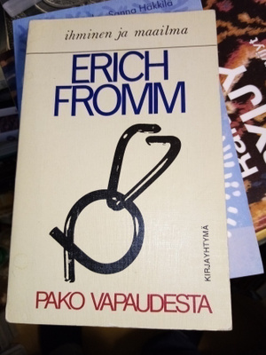 FROMM : PAKO VAPAUDESTA