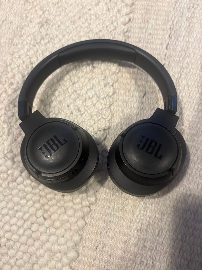 JBL Tune 710BT langattomat around-ear kuulokkeet (musta)
