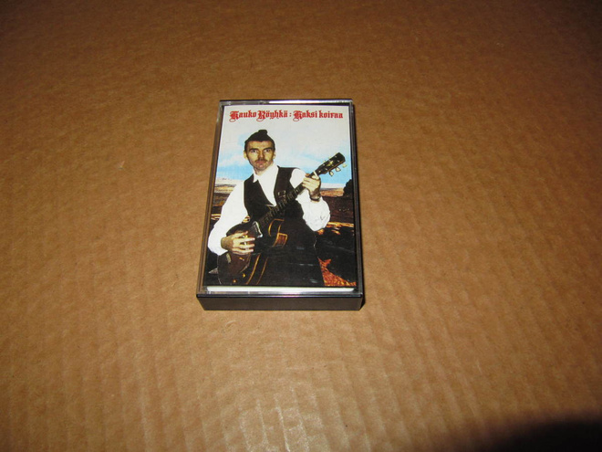 KASETTI:Kauko Röyhkä: Kaksi Koiraa v.1990 UUDENVEROINEN !