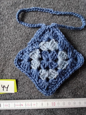 Alina´s Handmade virkattu avaimenperä airpodin suojakoteloon