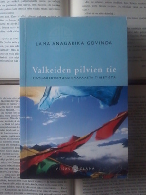 Lama Anagarika Govinda - Valkeiden pilvien tie (nid.)