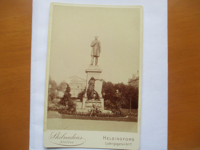 Helsinki Runeberg ja Suomi- neito kabinettikuva 16x11cm 1890