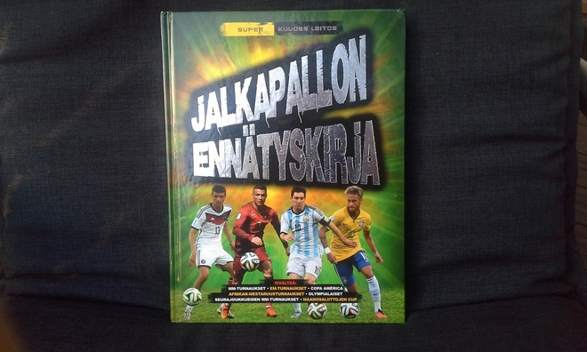 Jalkapallon ennätyskirja 2014. Kovakantinen 256 sivua.