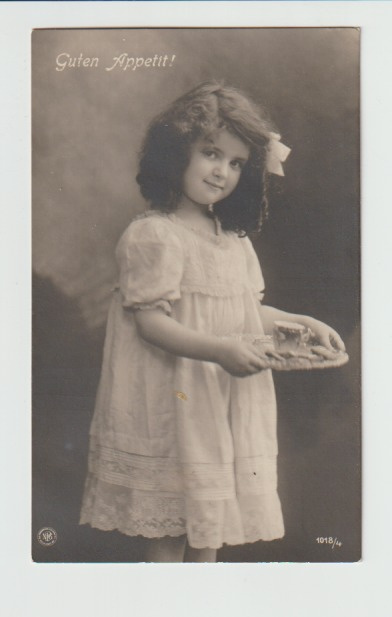 Postikortti, TAIDE, NUORI TYTTÖ TARJOILEE, vanha v 1907