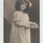Postikortti, TAIDE, NUORI TYTTÖ TARJOILEE, vanha v 1907 - pikkukuva 1