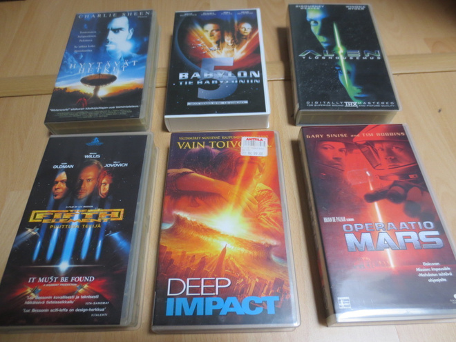 Paljon VHS kasetteja, pääasiasssa Sci-Fi (tarjoa)