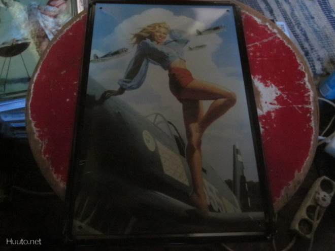 Peltikyltti Pin-Up tyttö ja lentokoneet