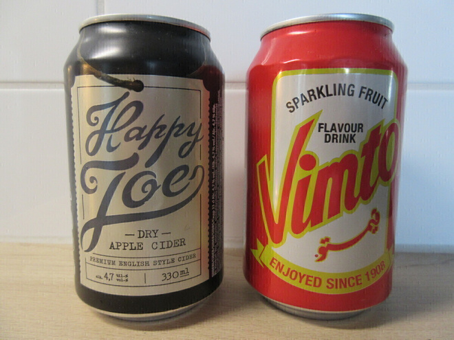 Happy Joe ja Vimto.  Rekvisiitta / keräily