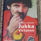 Jukka Virtanen - Kuvassa keskellä Jukka Virtanen - pikkukuva 1