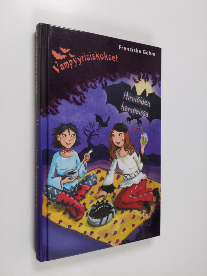 Franziska Gehm : Hirviöiden hampaissa