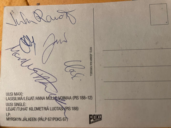Yö-yhtyeen nimikirjoitukset postikortissa