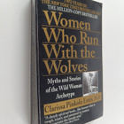 Clarissa Pinkola Estes : Women who run with the wolves : ... - pikkukuva 1